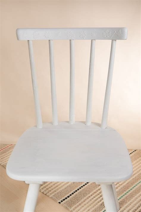Anders als bei klassischen möbellacken musst du die holzoberfläche für das streichen mit „normalen farben allerdings vorbehandeln: Shabby Chic Möbel selber machen: Kreidefarbe anwenden und ...