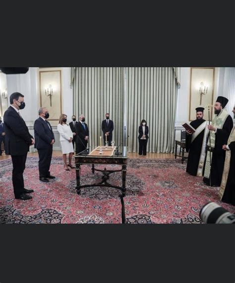 Τα πάντα κάηκαν, εκτός από τους όρθιους τοίχους που και αυτοί υπέστησαν. ΜΕΓΑΛΗ ΚΑΤΑΝΤΙΑ ΣΤΟ ΠΡΟΕΔΡΙΚΟ ΜΕΓΑΡΟ! ΕΒΓΑΛΑΝ την ελληνική ...