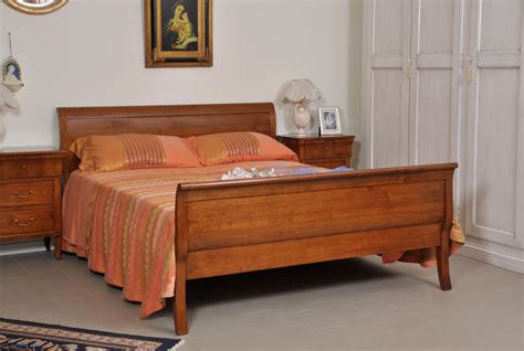 Letto in legno massello di sheesham (palissandro indiano) con testata. Letto matrimoniale sagomato e mosso a barca in legno ...
