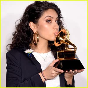Lorde's current boyfriend is justin warren. Kylie Jenner Kisses Boyfriend Travis Scott on Grammys 2019 ...