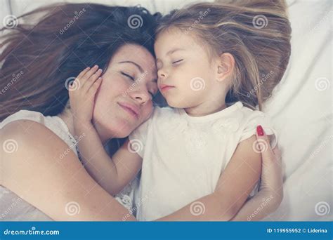 Barnet Fostrar Att Spela Med Hennes Lilla Dotter På Säng Tyck Om Toge Arkivfoto Bild Av Sovrum