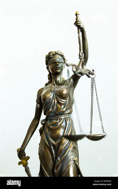 Justitia Estatua Con Los Ojos Vendados La Espada Y El Equilibrio