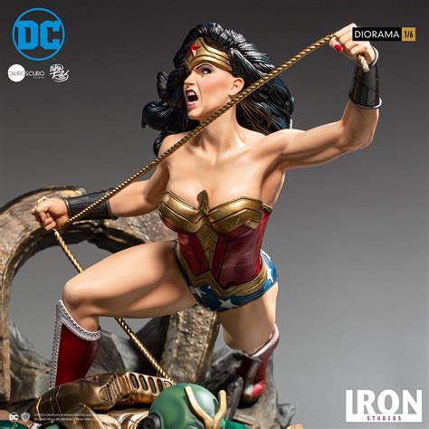 Wonder woman comes into conflict with the soviet union during the cold war in the 1980s and finds a formidable foe by the name of the cheetah. Estatua Wonder Woman Vs Darkseid by Ivan Reis.DC Comics ...