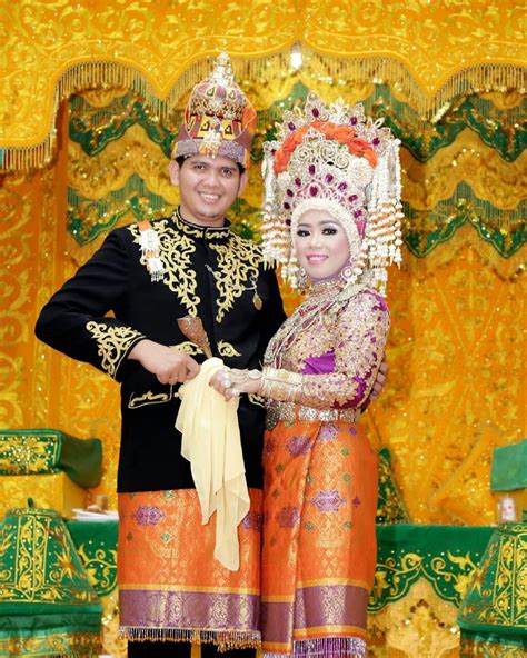 Syarat nikah gratis di kua. Pakaian Adat Kalimantan Barat Keunikan - Baju Adat Tradisional