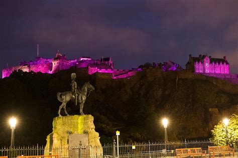 Walk The Walk Edinburgh Goes Pink To Support Moonwalk Scotland