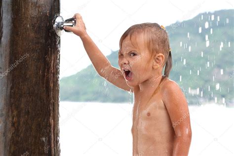 Pequeña Niña Bajo Ducha — Foto De Stock 7052381 — Depositphotos