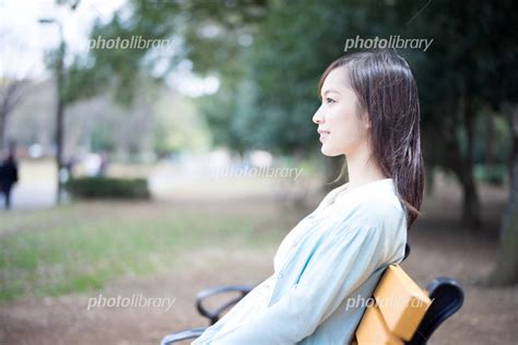 公園のベンチに座る女性 写真素材 4112657 フォトライブラリー Photolibrary