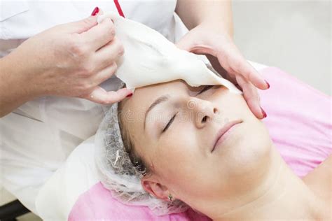 Proces Van Massage En Facials Stock Afbeelding Image Of Handen Gezichts 80616439