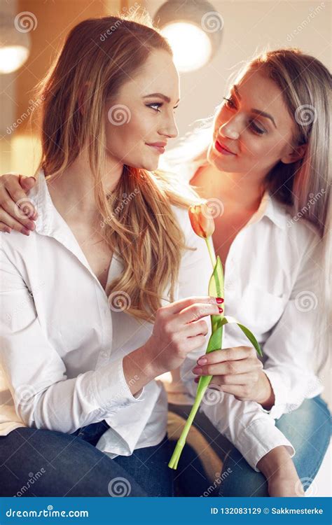 Junge Lesbische Frauen Die Tulpe Innen Halten Stockbild Bild Von Feiertage Partner 132083129