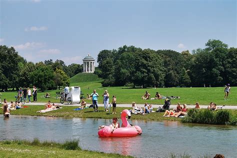 De englischer garten is het grootste stadspark van europa en gelegen midden in münchen. Englischer Garten | Deine München Tour