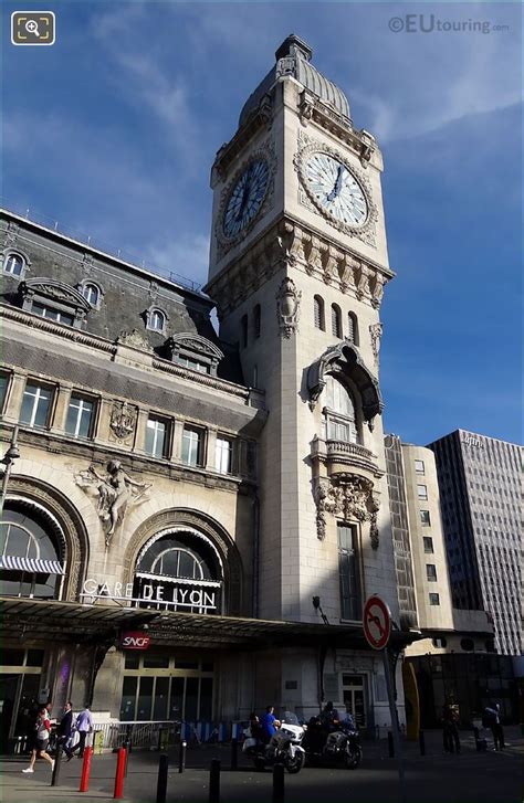 De rijk versierde gevel is circa 100 meter lang en het station is voorzien van een 64 meter hoge toren. HD photographs of Gare de Lyon train station in Paris France