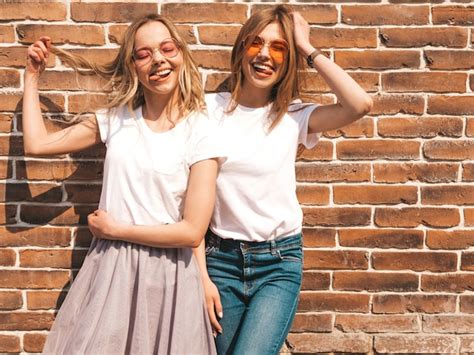 Portrait De Deux Jeunes Belles Filles Blondes Souriantes Hipster Dans Des Vêtements De T Shirt