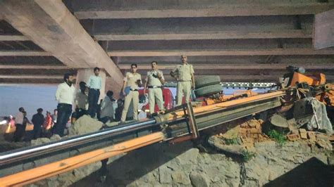 Three Injured As Crane Falls On Vehicles At Delhi Saharanpur Highway