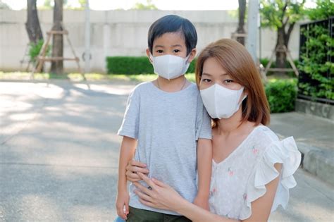 Madre Joven Asiática Con Máscara Protectora Pm25 Para Su Hijo En El