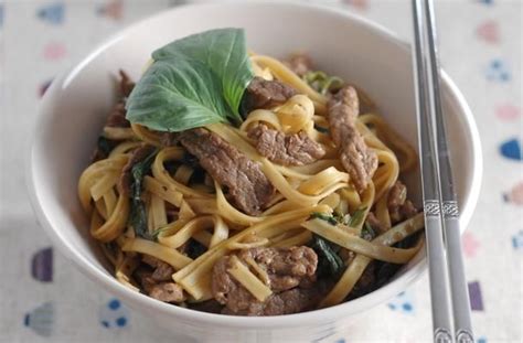 Whole star anise imparts a licoricelike aroma place rice noodles in a large bowl; Easy Weeknight Dinner: Basil and Black Pepper Beef With Egg Noodles | Beef recipes, Beef ...