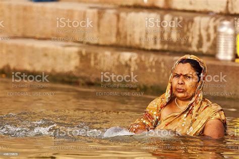 Foto De Mulher Tomando Banho Hindu Diário No Rio Ganges E Mais Fotos De Stock De Adulto Adulto