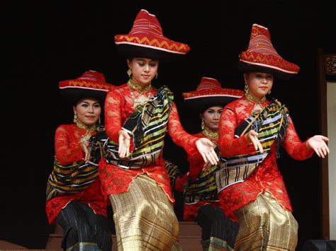 Tari jaipong adalah keliru satu keunikan budaya indonesia yang menampilkan tarian enerjik. Ini Dia Pesona dan Makna Tarian Tradisional Indonesia ...