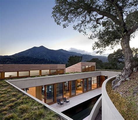 Nice Way To Incorporate The Hill Into The House Design Slope House