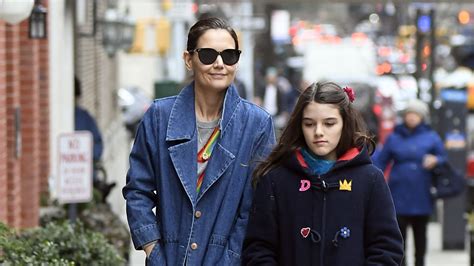 She biked around nyc with daughter suri before going on a date with her handsome beau emilio vitolo jr. Katie Holmes über ihre Tochter Suri: "Zusammen ...