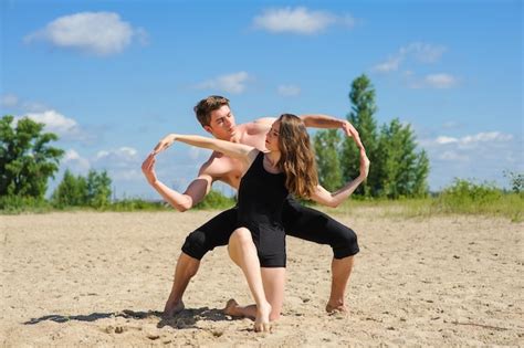 Premium Photo Contemporary Dance Man And Woman In Passionate Dance Pose On A Beach