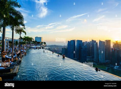 Infinity Pool Auf Dem Dach Des Das Marina Bay Sands Hotel Mit Spektakulärem Blick über Die