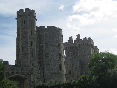 Visit one of the queen's principal residences, and see the windsor estate is the largest and oldest inhabited castle in the world. Jamie... In London!: Day 7: Windsor Castle