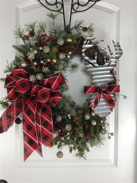 Unique Christmas Wreath Decoration Ideas For Your Front Door 17 in 2020