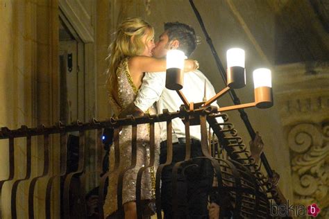 Chiara Ferragni y Fedez besándose en el balcón frente a sus fans en su