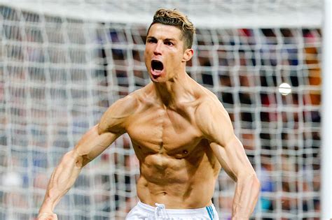 Pourquoi Ronaldo célèbre ses buts torse nu