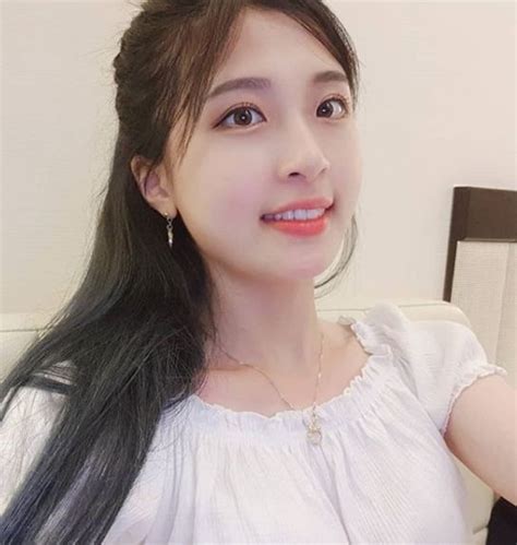 양팡 본인도 그걸 잘 알고 있기에 진정이 되고 난 후엔 자기반성의 시간을 가지기도 하고18, 방송 후 장문의 반성글을 남기기도 다행스럽게 이런 안티들은 양팡 방송 내의 매니저들 선에서 정리되는 편. 아프리카TV BJ양팡, 저장을 부르는 청순 미모 '셀카 여신 ...