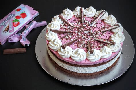 Heute backe ich eine yogurette torte, also eine erdbeere schokoladentorte mit joghurtcreme. Yogurette-Torte | Yogurette torte, Backen, Kuchen