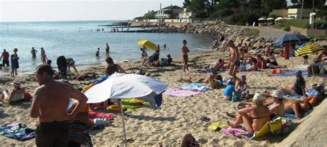 La Plage Publique Et La Baignade Surveillée