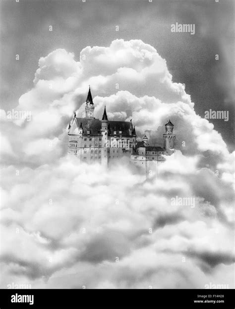 1930 El Castillo De Cuento De Hadas En Las Nubes Fotografía De Stock