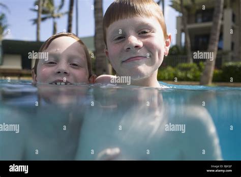 Zwei Jungs Im Freibad Lächeln Stockfotografie Alamy