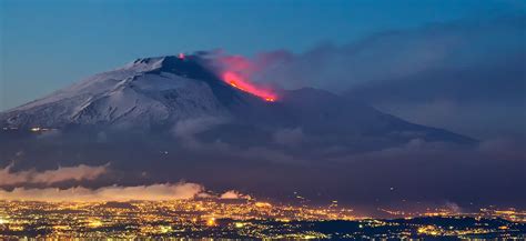L'etna est un volcan de sicile. De Etna is voor het eerst in maanden uitgebarsten ...