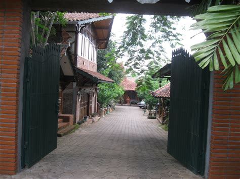 Di rumah joglo, setiap bagian rumah memiliki simbol dan arti seperti contohnya, kerangka rumah joglo atau yang biasa disebut dengan soko guru. KINO NING PENI: KOMPLEK RUMAH JOGLO KINO NING PENI