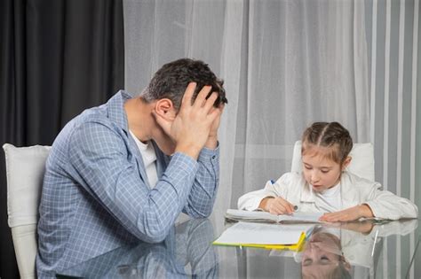 El Padre Intenta Ayudar A La Hija Con La Tarea Del Hogar Y Se Cansa