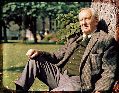 Tolkien is an internationally renowned fantasy writer. 12 Curiosidades sobre JRR Tolkien