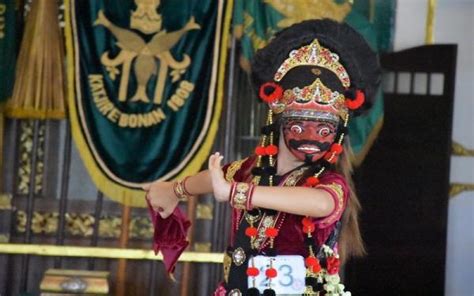 lestarikan seni budaya lokal puluhan penari ikut festival tari topeng
