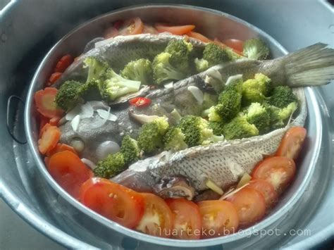 Salah satu menu yang bisa anda sajikan yaitu nasi tim ikan salmon. Resepi Ikan Kerapu Masak Stim Tiram - Luar TeKo