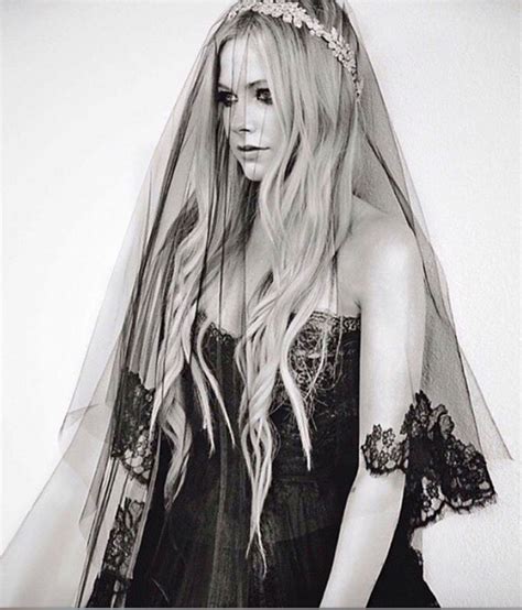 Avril Lavigne Wedding Pictures Avril Lavigne Chad Kroeger Wedding Celebrity Weddings Glamour
