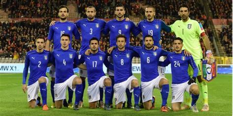 L'équipe d'italie de football (nazionale di calcio dell'italia) est la sélection de joueurs italiens représentant le pays lors des compétitions internationales de football masculin, sous l'égide de la fédération italienne de football. Euro 2016 : l'Italie avec Motta et Sirigu