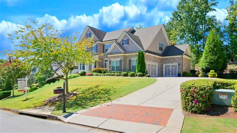 FOR SALE - 6 BDRM, 4.5 BATH HOME W/POOL IN RESORT STYLE BACKYARD IN