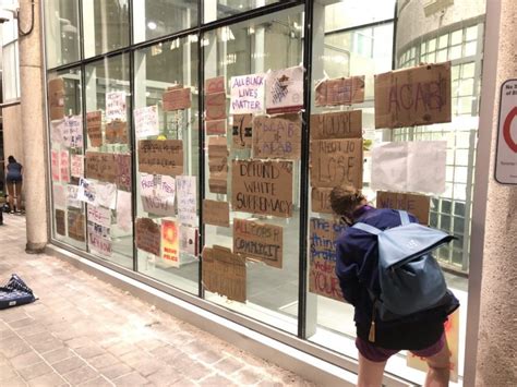 Découvrez des images et des photos de actualités de qualité prises par les plus grands photographes du monde entier. 3 protesters charged after statues defaced during BLM Toronto march - 680 NEWS