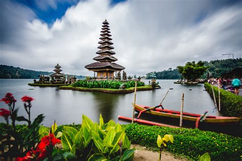 10 spesial indonesia famous places