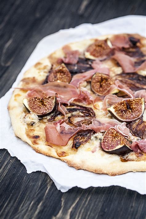 Den marinierten rucola auf der fertigen pizza verteilen und die pizza mit parmaschinken belegen. Pizza mit Feigen, Parmaschinken und Gorgonzola ...