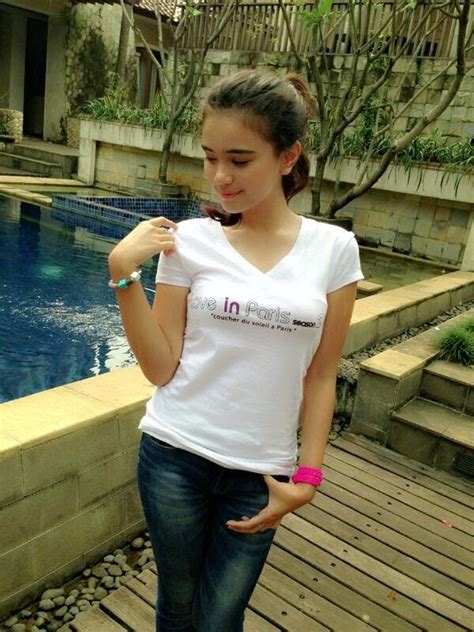 Kumpulan 20 Foto HOT Cewek Pamer Wajah dan Tubuhnya