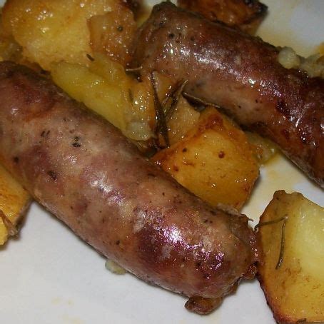 Se si usano delle patate giovani dalla buccia molto sottile, non serve pelarle anzi questa. Salsiccia con patate al forno - (4.2/5)