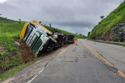 Carreta Tomba Na BR 116 Em Inhapim