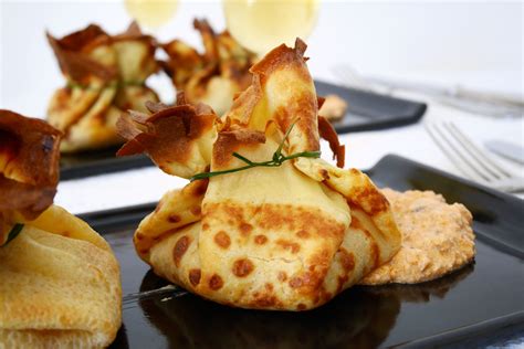 Disporre un po' di radicchio su ciascuna crepes. Fagottini di crêpes con ripieno di ragù di pesce ...
